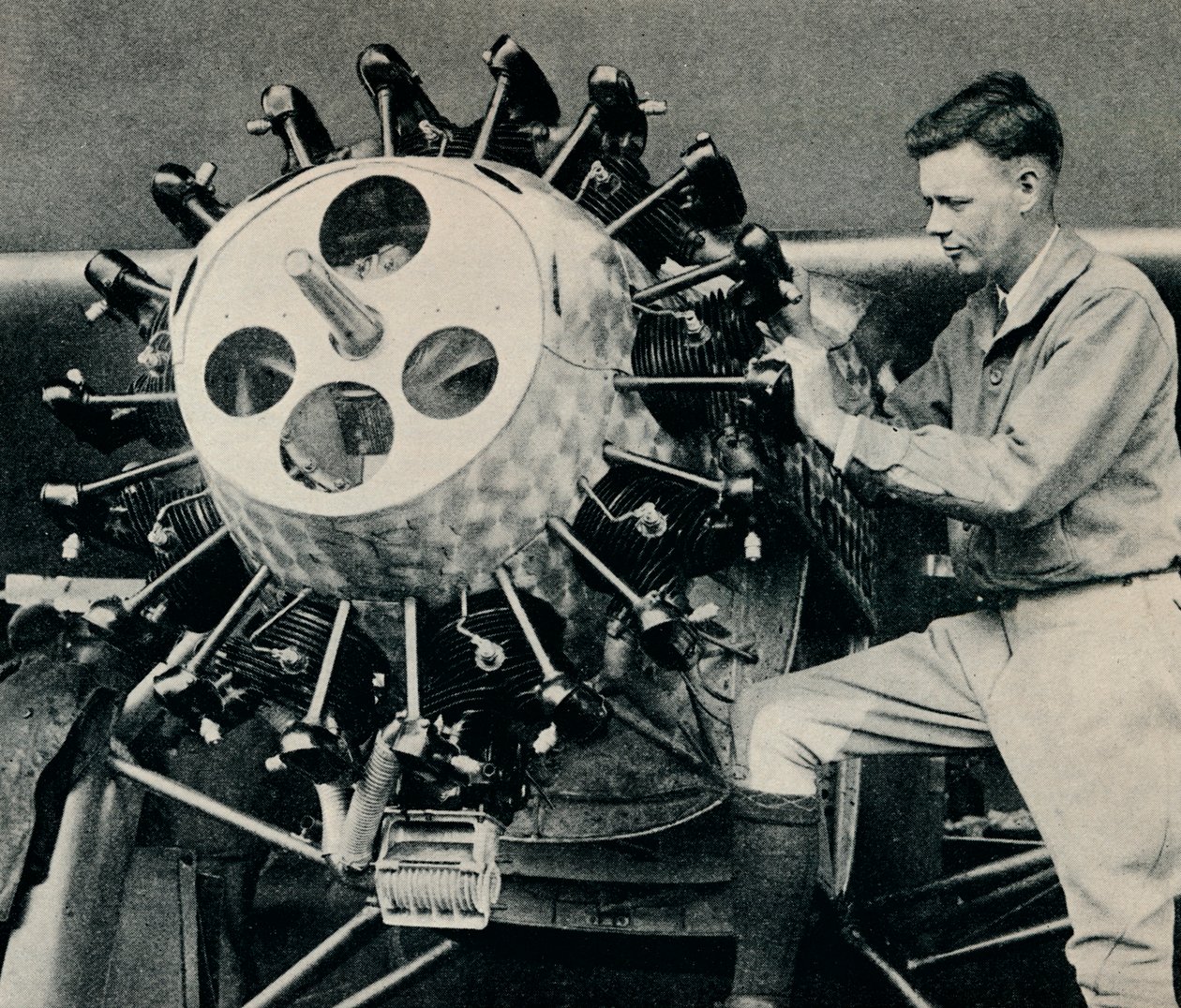 चार्ल्स लिंडबर्ग अपनी ट्रांसअटलांटिक उड़ान 1927 c1937 से पहले अपने विमान के इंजन की जाँच कर रहे थे द्वारा अज्ञात