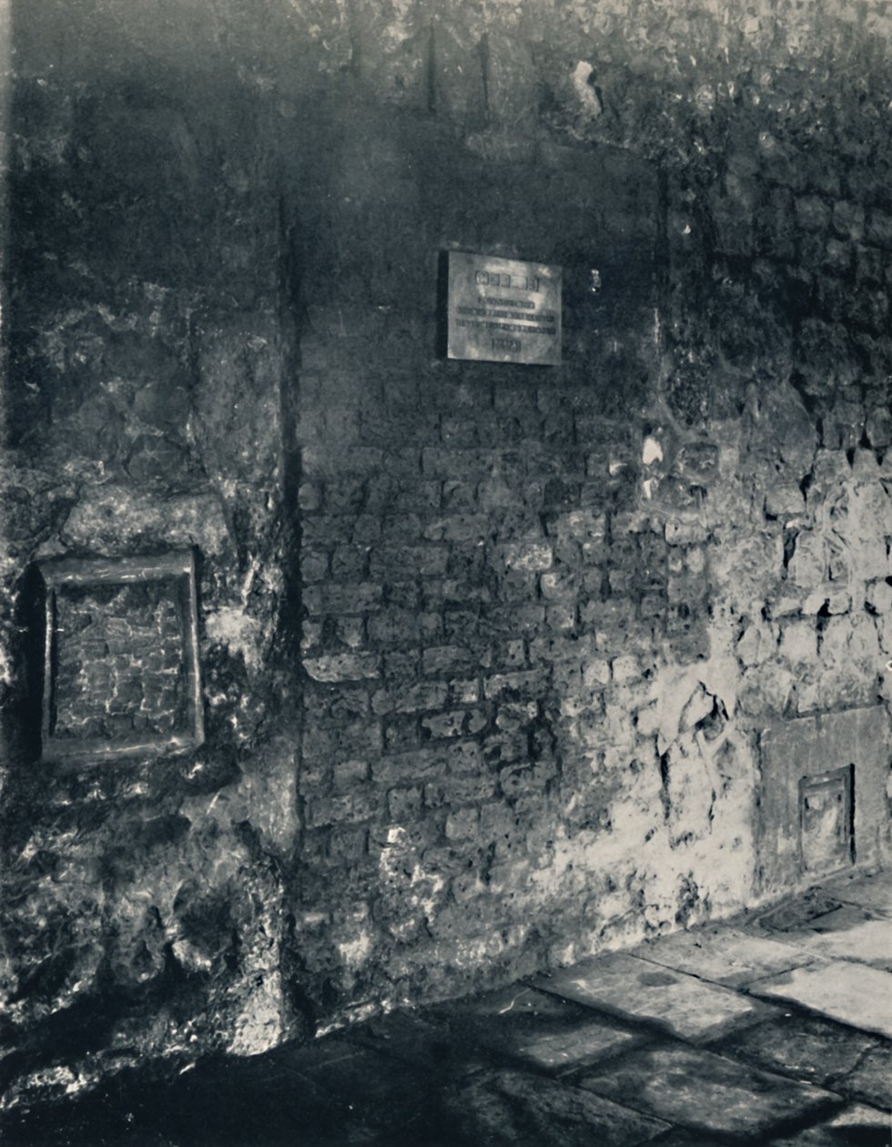 चार्टरहाउस। फ़ूड-हैच एंड डोरवे ऑफ़ अ मॉन्क्स सेल, क्लिस्टर में, 1925 द्वारा अज्ञात