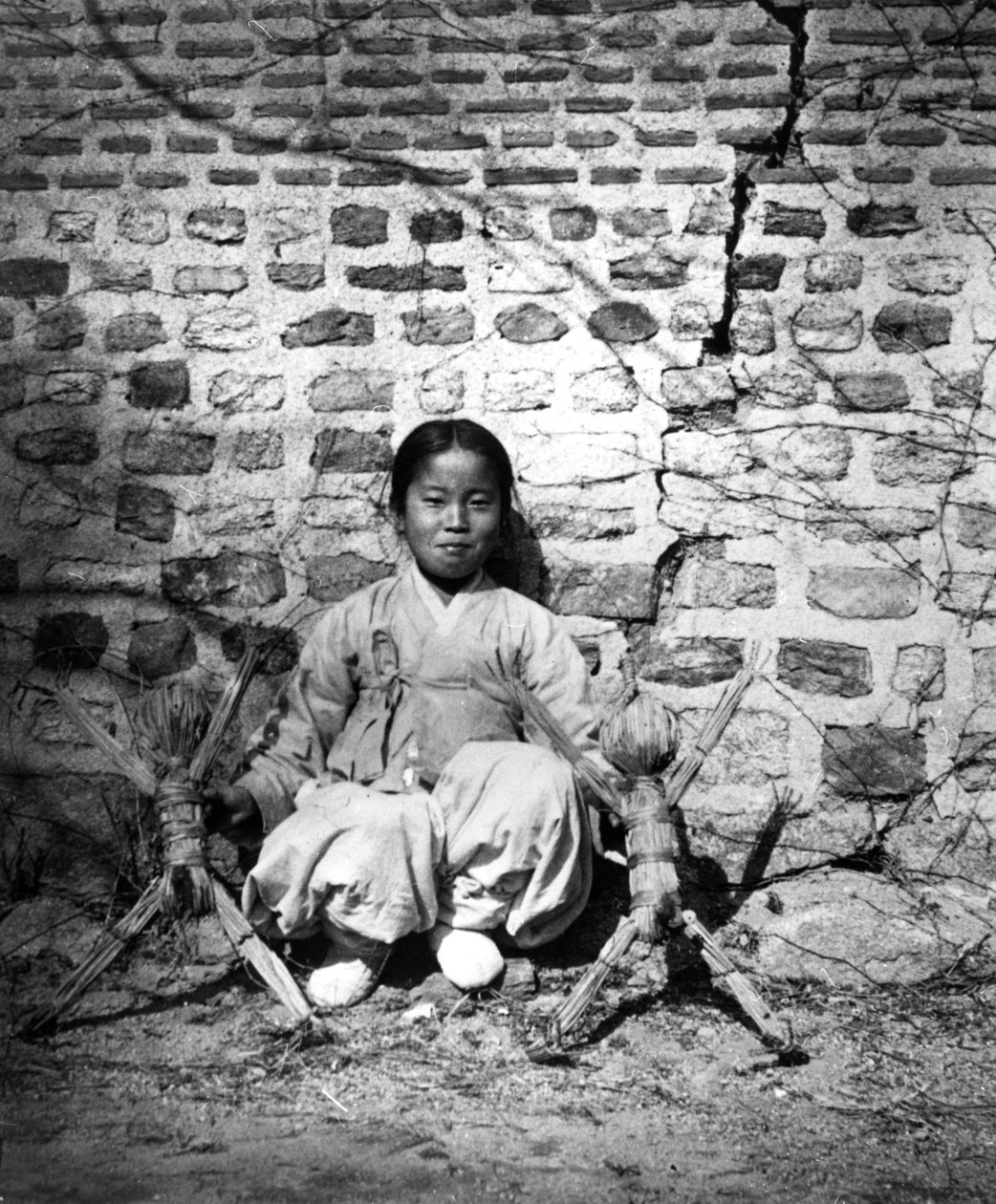 दीवार के सहारे बैठा बच्चा, कोरिया, c1900 द्वारा अज्ञात