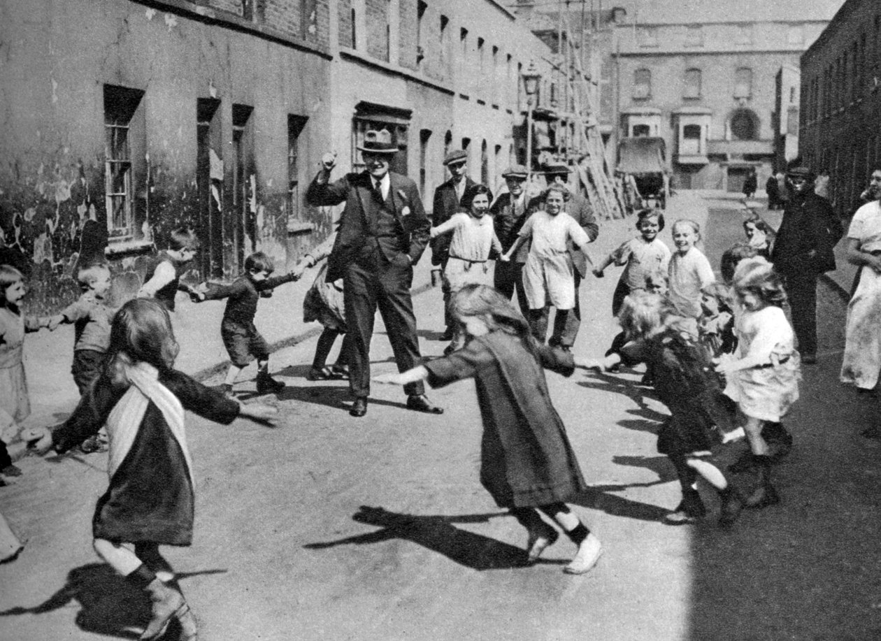 सड़क पर नृत्य करते बच्चे, लंदन, 1926-1927 द्वारा अज्ञात