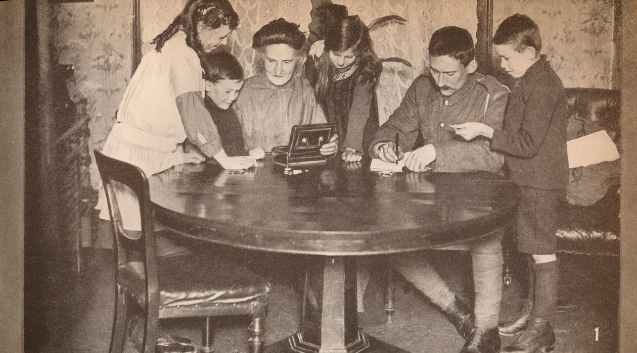 युद्ध ऋण में निवेश करने के लिए अपने पैसे-बक्से खाली करने वाले बच्चे, c1917, 1935 द्वारा अज्ञात