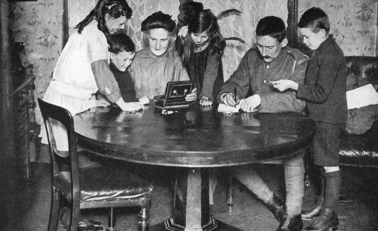 1936 के युद्ध बांड में निवेश करने के लिए अपने पैसे के बक्से को खाली करने वाले बच्चे द्वारा अज्ञात