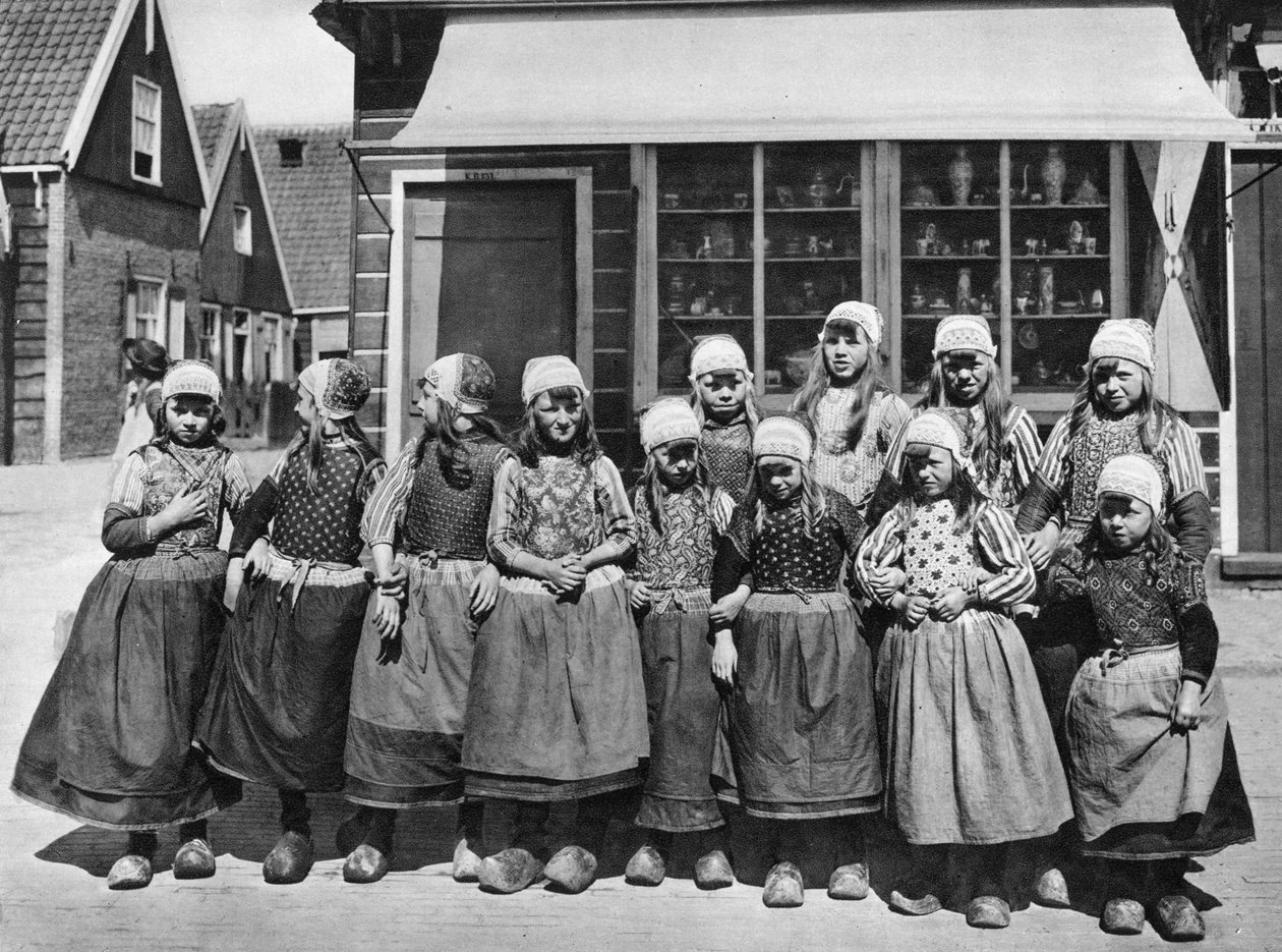 राष्ट्रीय पोशाक में बच्चे, मार्केन, नीदरलैंड, c1934 द्वारा अज्ञात