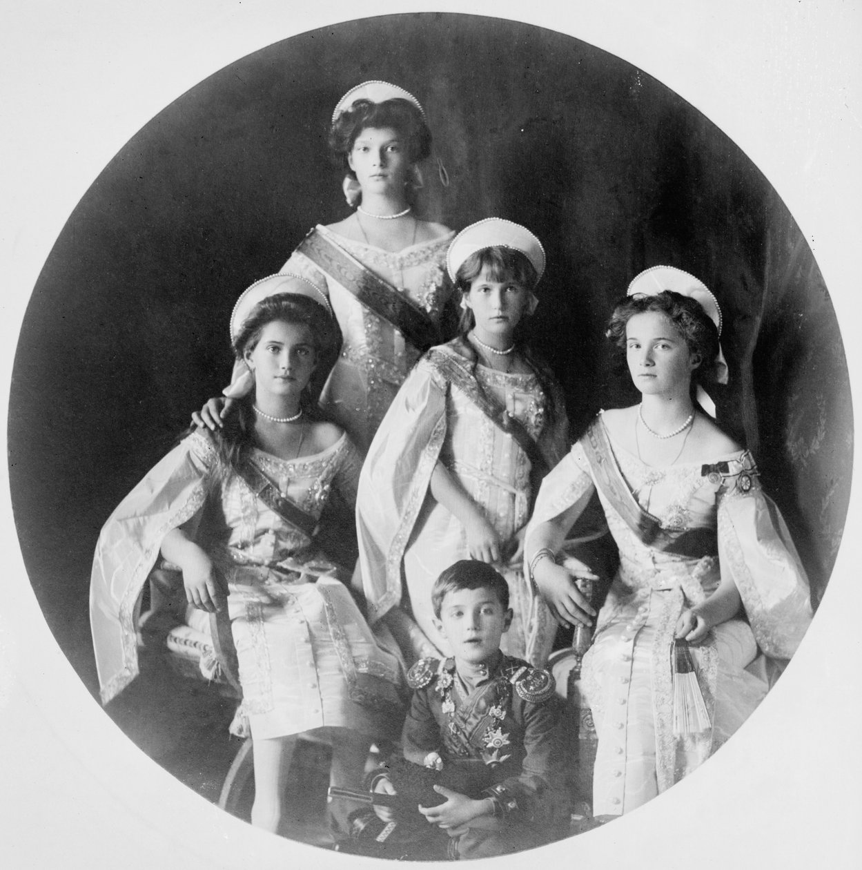 रूस के ज़ार निकोलस II के बच्चे, c1910-c1914 द्वारा अज्ञात