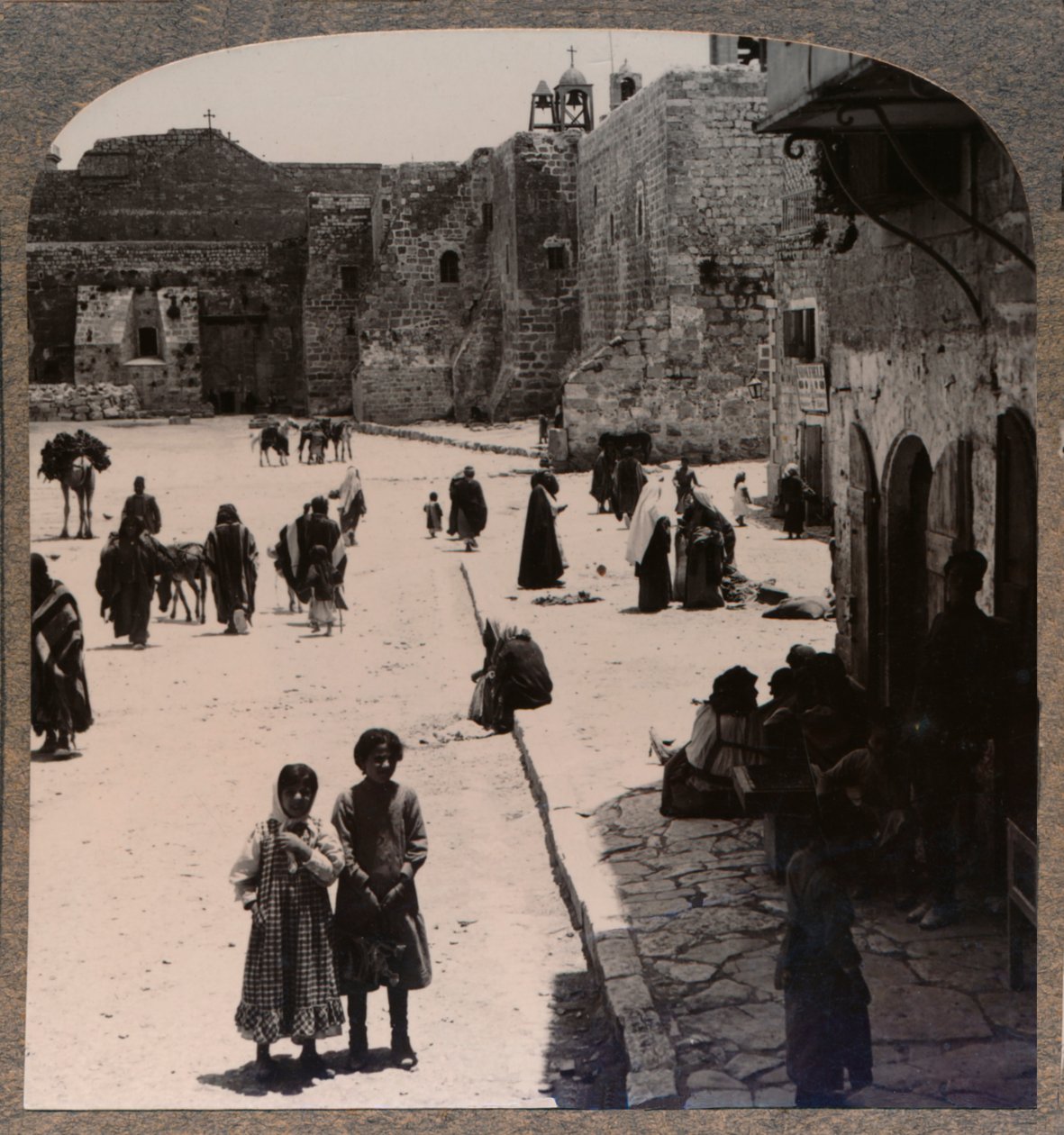 चर्च ऑफ़ द नैटिविटी, बेथलहम, c1900 द्वारा अज्ञात