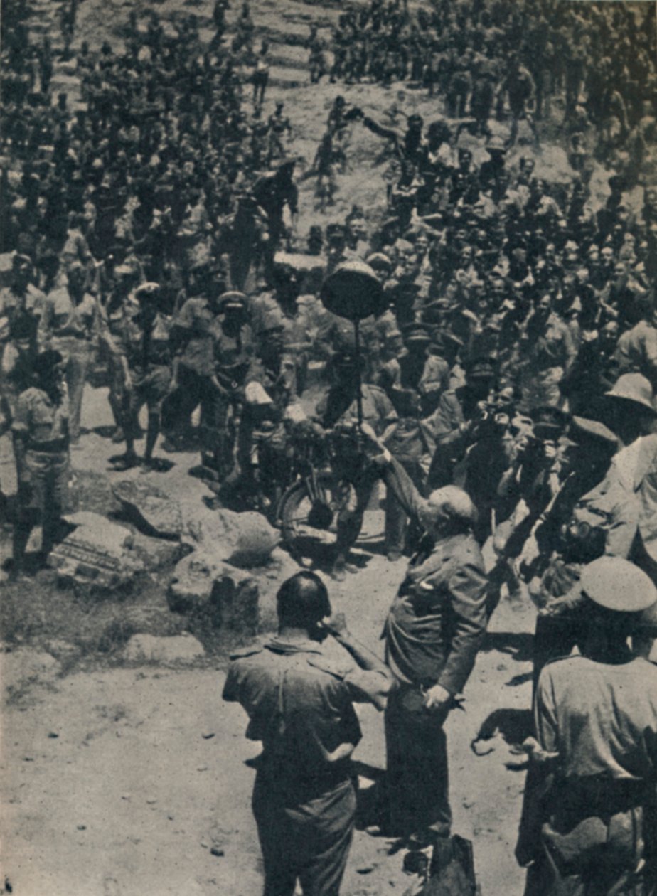 चर्चिल विथ ब्रिटिश ट्रूप्स इन नॉर्थ अफ्रीका, जून 1943, 1945। द्वारा अज्ञात