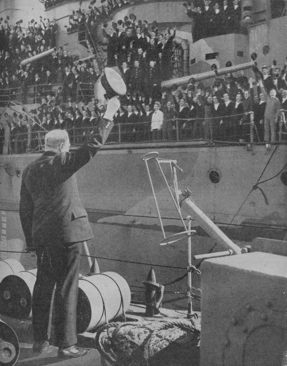 चर्चिल ने एचएमएस प्रिंस ऑफ वेल्स, 1941 के चालक दल के चीयर्स का जवाब दिया द्वारा अज्ञात