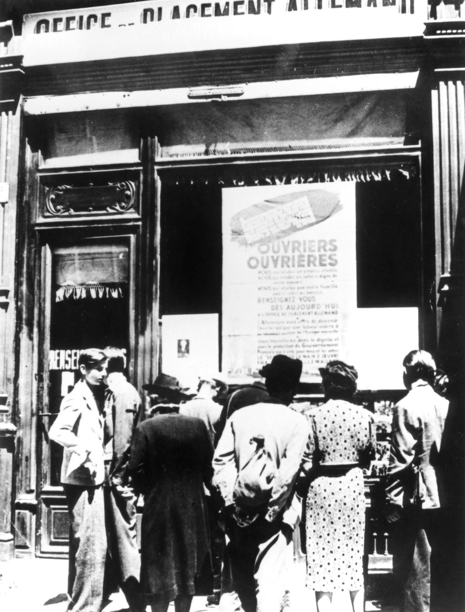 एक जर्मन श्रम भर्ती कार्यालय के बाहर पेरिस के नागरिक, 1940-1944 द्वारा अज्ञात