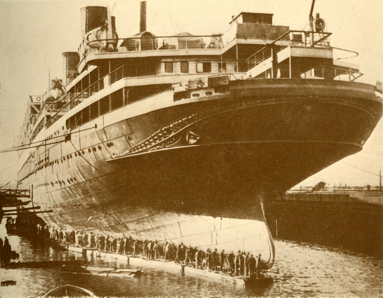ड्राई डॉक में राजसी की पतवार की सफाई, c1930। द्वारा अज्ञात