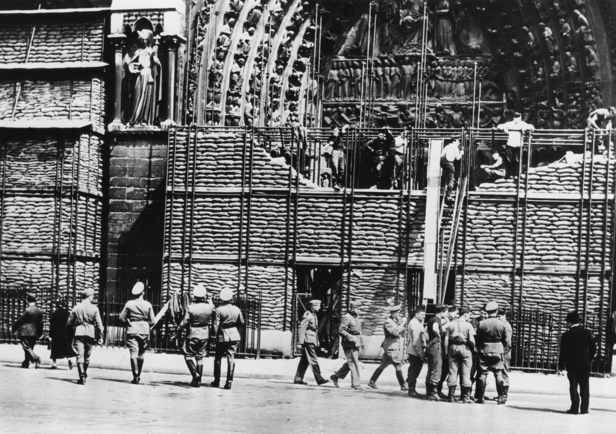 नॉट्रे डेम, जर्मन के कब्जे वाले पेरिस, 1940 के मुखौटे से सैंडबैग सुरक्षा को साफ करना द्वारा अज्ञात