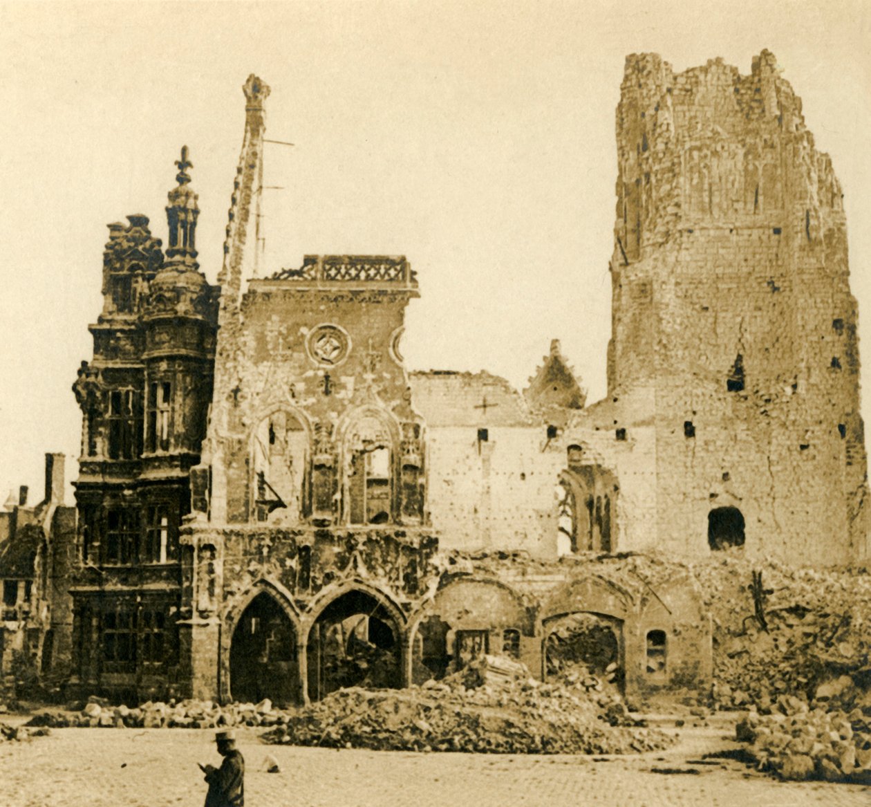 क्लॉक टॉवर और सिटी हॉल, अर्रास, उत्तरी फ्रांस, c1914-c1918 द्वारा अज्ञात