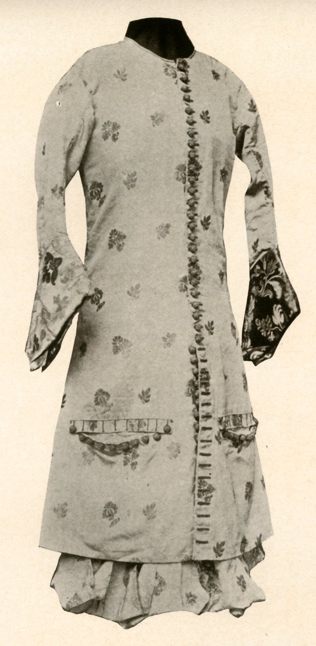 फूल और पत्तियों के साथ बफ ब्रोकेड के कोट और पूर्ण जांघें, c1670, 1937। द्वारा अज्ञात