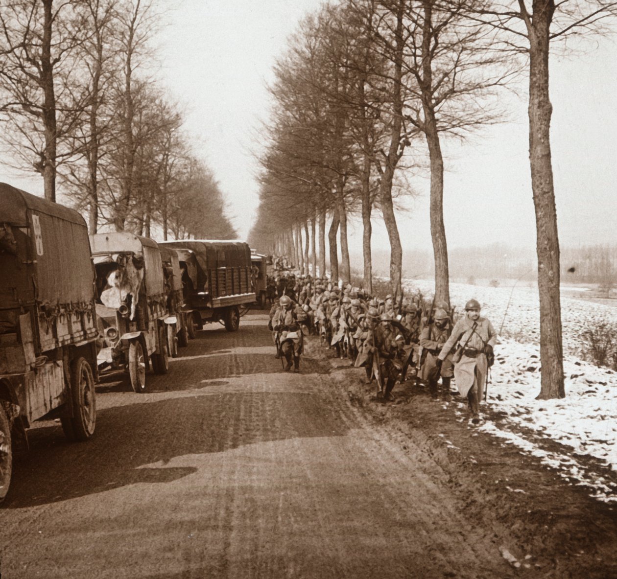 ट्रकों और सैनिकों के कॉलम, सोमे-टूरबे, उत्तरी फ्रांस, c1914-c1918 द्वारा अज्ञात