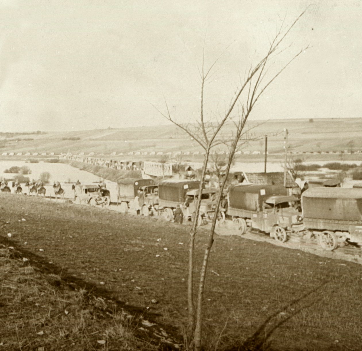 Voi Sacrée, Verdun, उत्तरी फ्रांस, c1914-c1918 पर ट्रकों का कॉलम। द्वारा अज्ञात