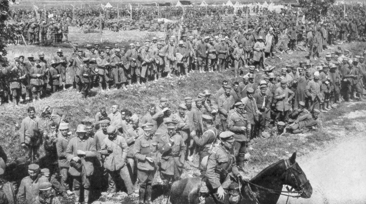 जर्मन कैदियों के कॉलम, सोमे, फ्रांस, 1918 द्वारा अज्ञात