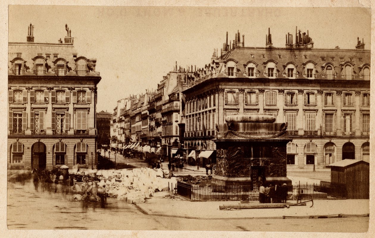 पेरिस के कम्यून (1871) को प्लेस वेंडोम से नष्ट किए गए स्तंभ के साथ देखा गया। फोटोग्राफी। कार्डबोर्ड डिम पर प्रिंट करें। 10,4x6,2 सेमी द्वारा अज्ञात