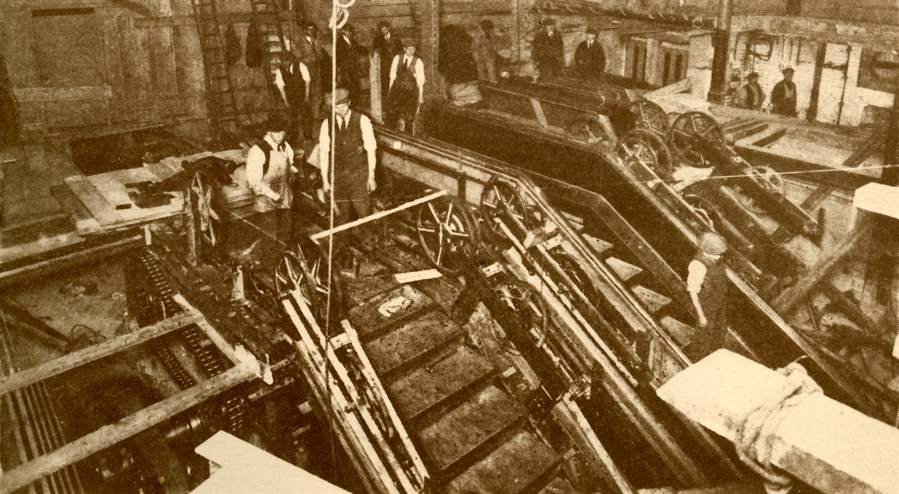 लंदन के बैंक स्टेशन में एस्केलेटर का निर्माण, c1930। द्वारा अज्ञात