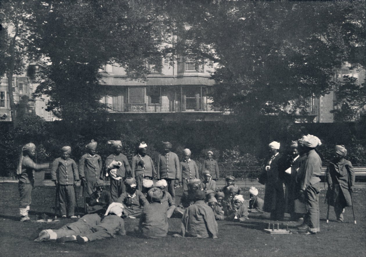 ईस्टर्न लॉन पर कॉन्वेंटसेंट इंडियन सोल्जर्स प्लेइंग क्विट्स, c1915, 1939 द्वारा अज्ञात