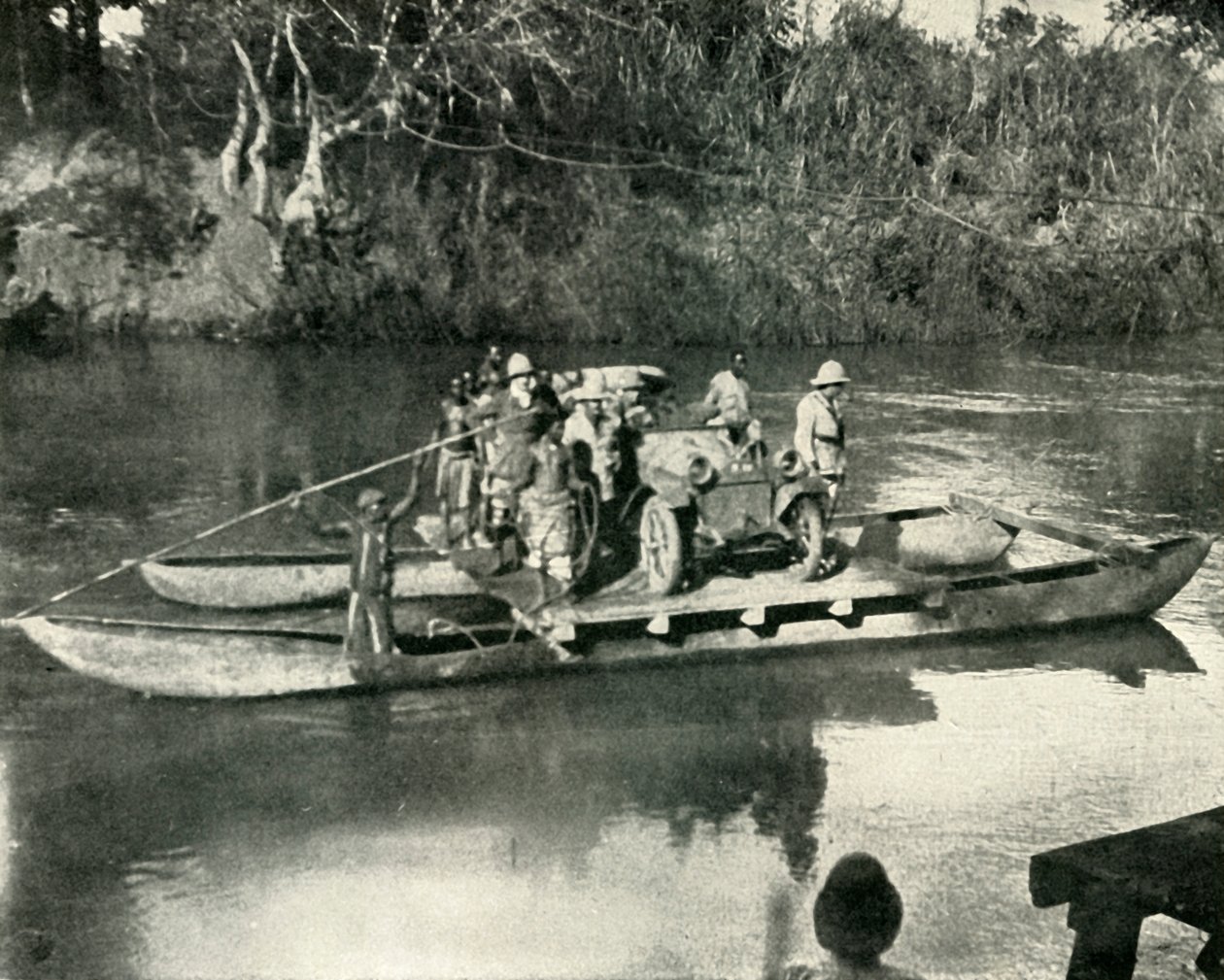 Mbaka नदी, जर्मन पूर्वी अफ्रीका, 1919 में मोटर परिवहन को पार करना। द्वारा अज्ञात