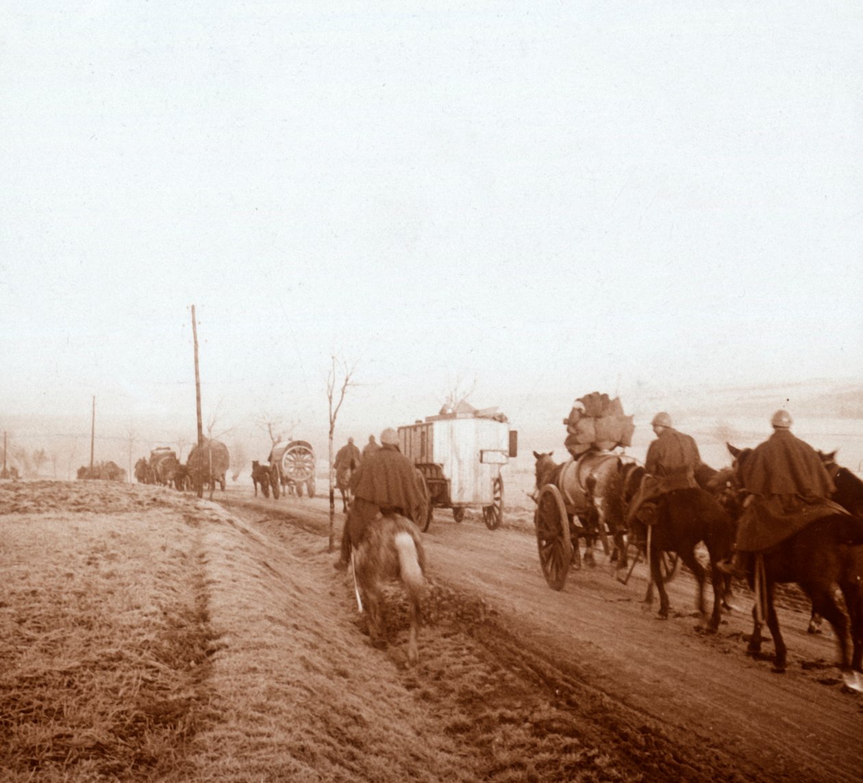कॉन्वॉय, जेनेकोर्ट, उत्तरी फ्रांस, 1916 द्वारा अज्ञात