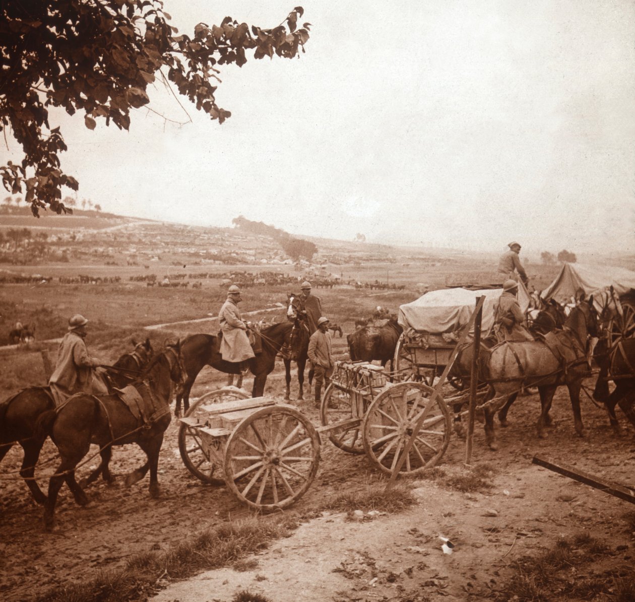 कॉन्वॉय, जेनेकोर्ट, उत्तरी फ्रांस, 1916 द्वारा अज्ञात