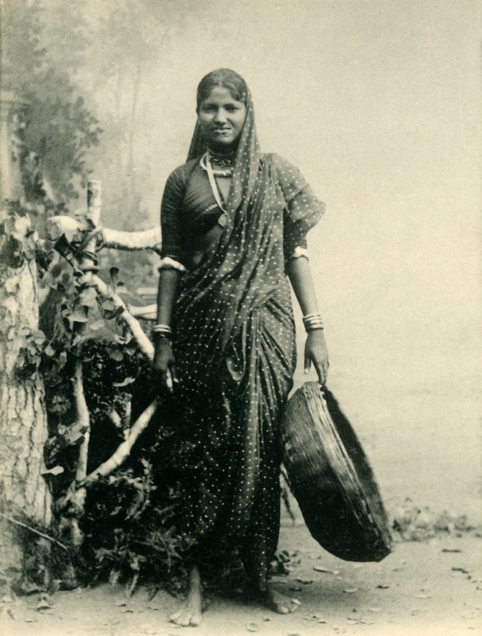 कुली औरत। द्वारा अज्ञात