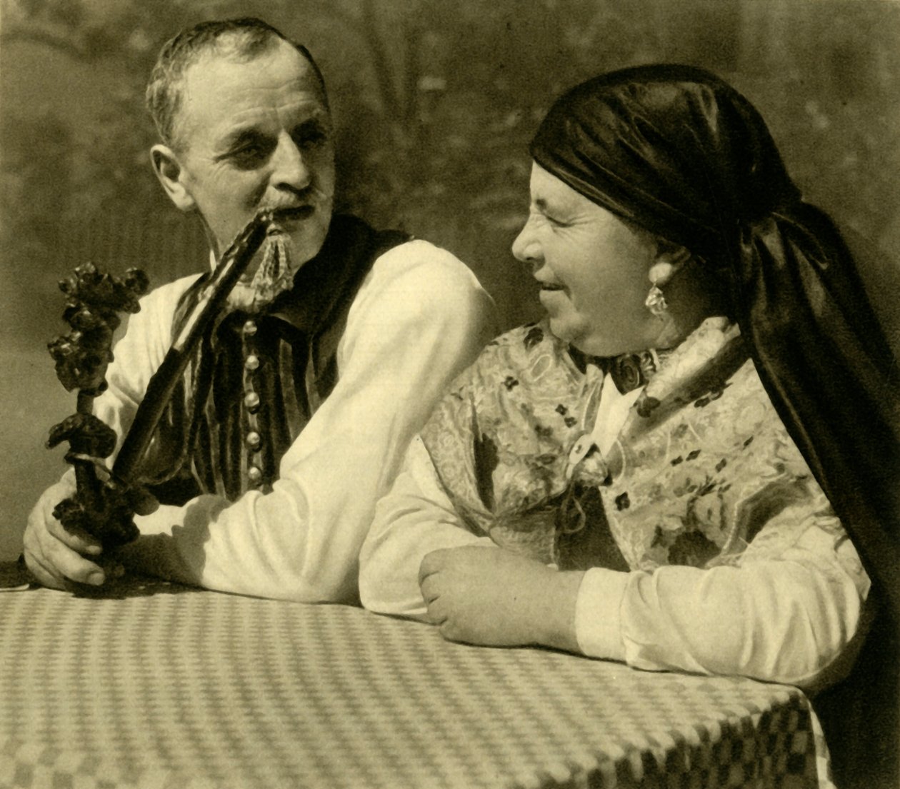 पारंपरिक पोशाक में युगल, ऊपरी ऑस्ट्रिया, c1935। द्वारा अज्ञात