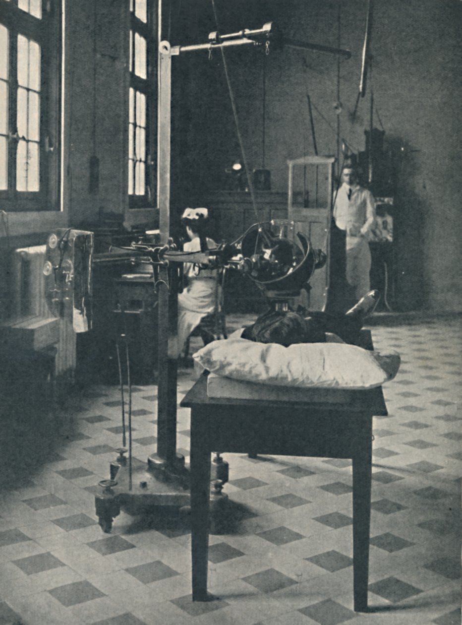 क्रोक्स, रॉन्टगन और फिनसेन - अद्भुत एक्स-रे उपकरण का उपयोग करना, c1925 द्वारा अज्ञात