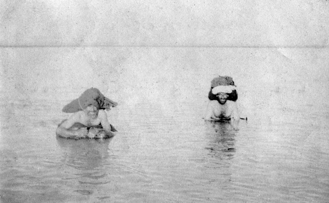 फुलाए हुए बकरी की खाल पर टिगरिस नदी को पार करते हुए, 1918 द्वारा अज्ञात