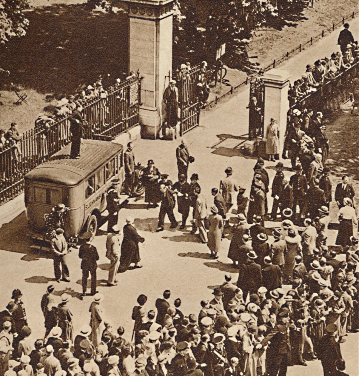 भीड़ 1937 में पुलिस वैन में ले गए गिरफ्तार व्यक्ति को देखती है द्वारा अज्ञात