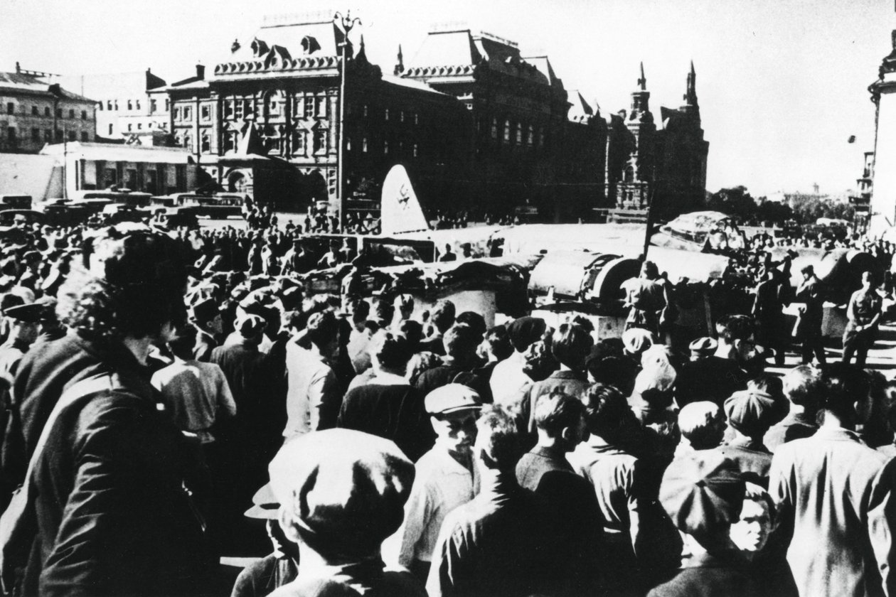 मॉस्को, 1941 में स्वेर्दलोव स्क्वायर, में प्रदर्शन पर एक जर्मन बमवर्षक के आसपास भीड़ द्वारा अज्ञात