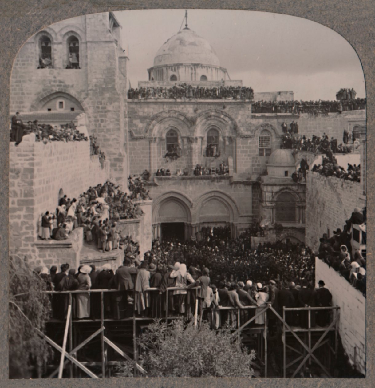 पवित्र सिपाही चर्च के हर जगह को भरने वाली भीड़, c1900 द्वारा अज्ञात