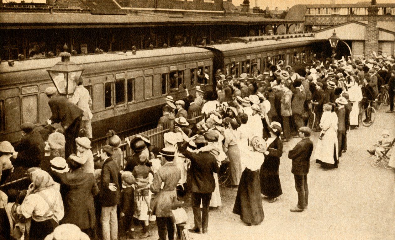 प्रथम विश्व, युद्ध, ब्रिटेन, 1914, 1933 में लड़ने के लिए छोड़ रहे सैनिकों को लहराते हुए भीड़। द्वारा अज्ञात