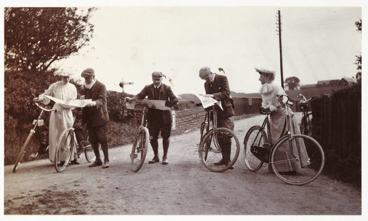 नक्शे देख रहे साइकिल चालक, c 1900 द्वारा अज्ञात