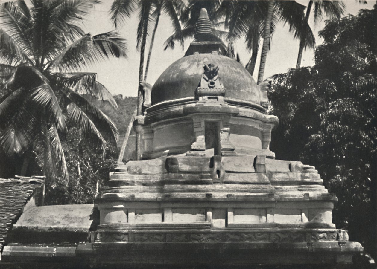 1926 में कैंडी में पवित्र टूथ के मंदिर में डागोबा द्वारा अज्ञात