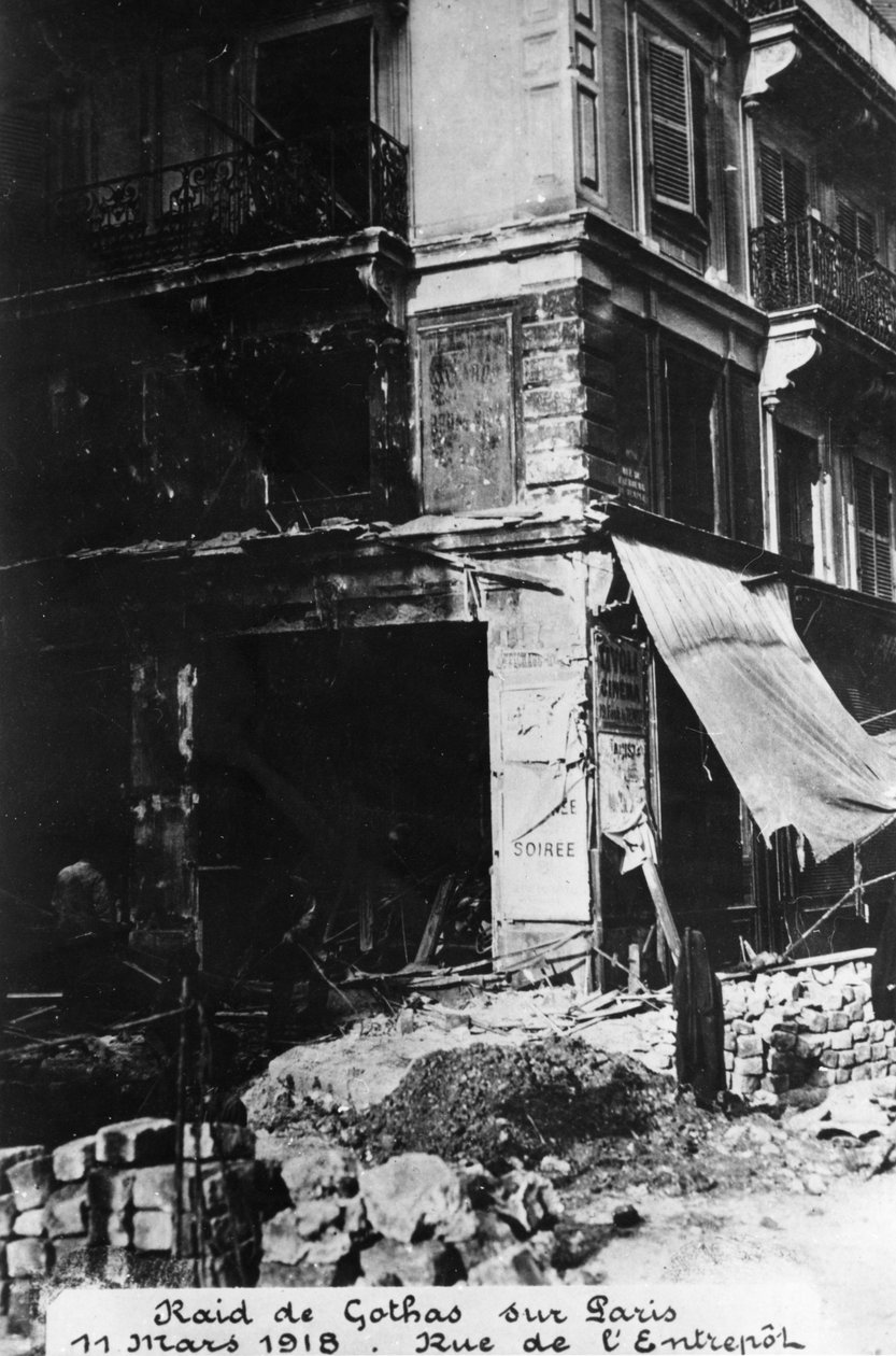 11 मार्च 1918 को पेरिस, जर्मन गोथा बमवर्षकों द्वारा एक छापे के बाद नुकसान द्वारा अज्ञात
