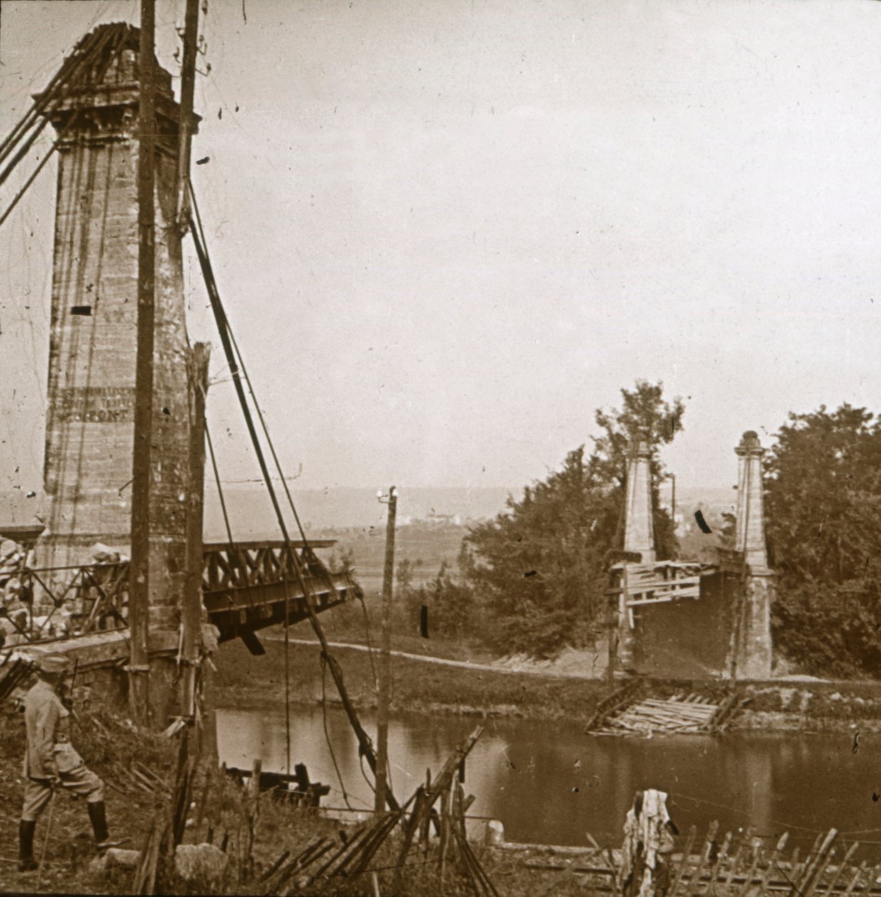 क्षतिग्रस्त पुल, डॉर्मन्स, उत्तरी फ्रांस, c1914-c1918 द्वारा अज्ञात