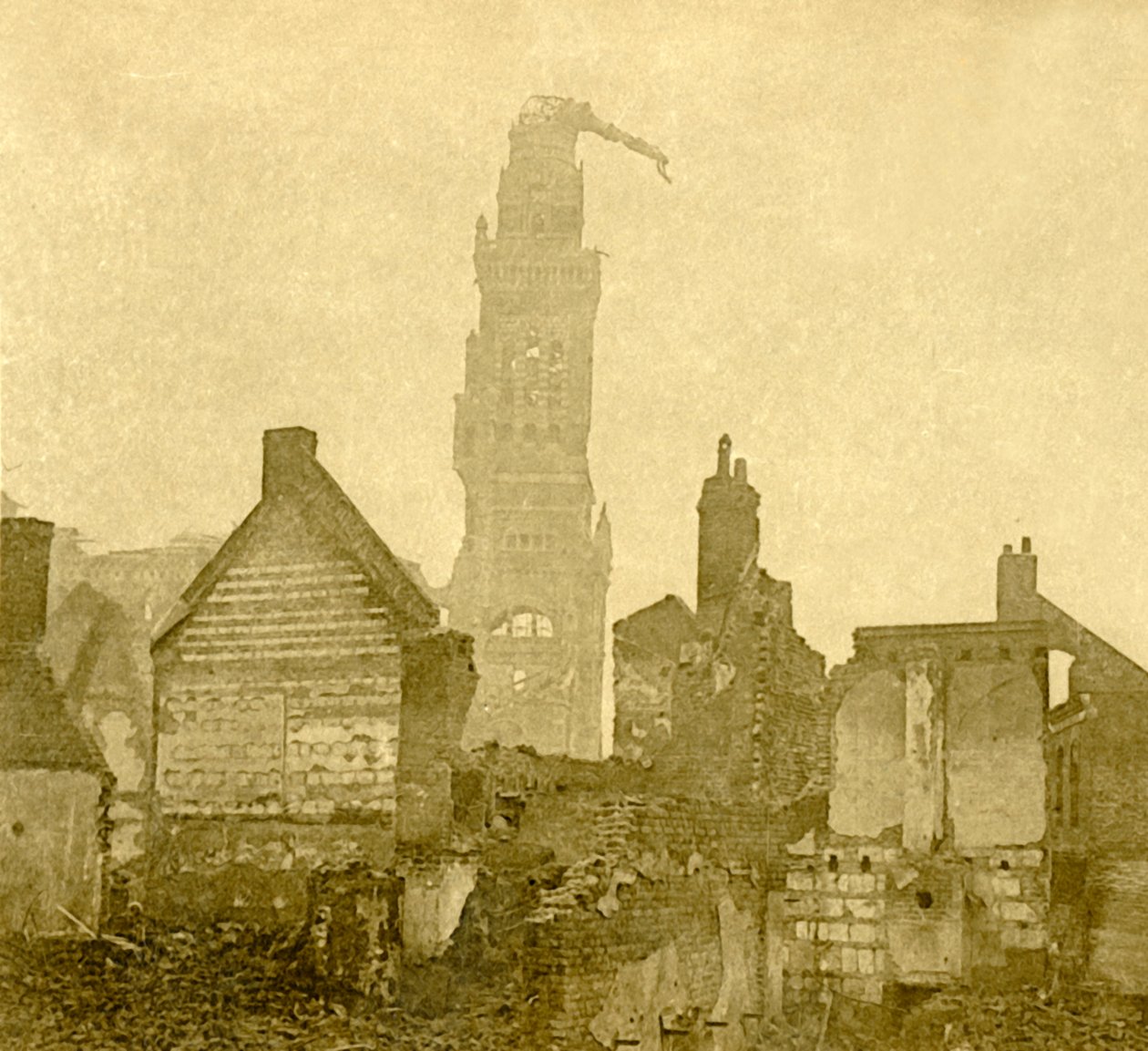 Notre-Dame de Brebières, अल्बर्ट, उत्तरी फ्रांस, c1915-c1918 के क्षतिग्रस्त शिखर द्वारा अज्ञात