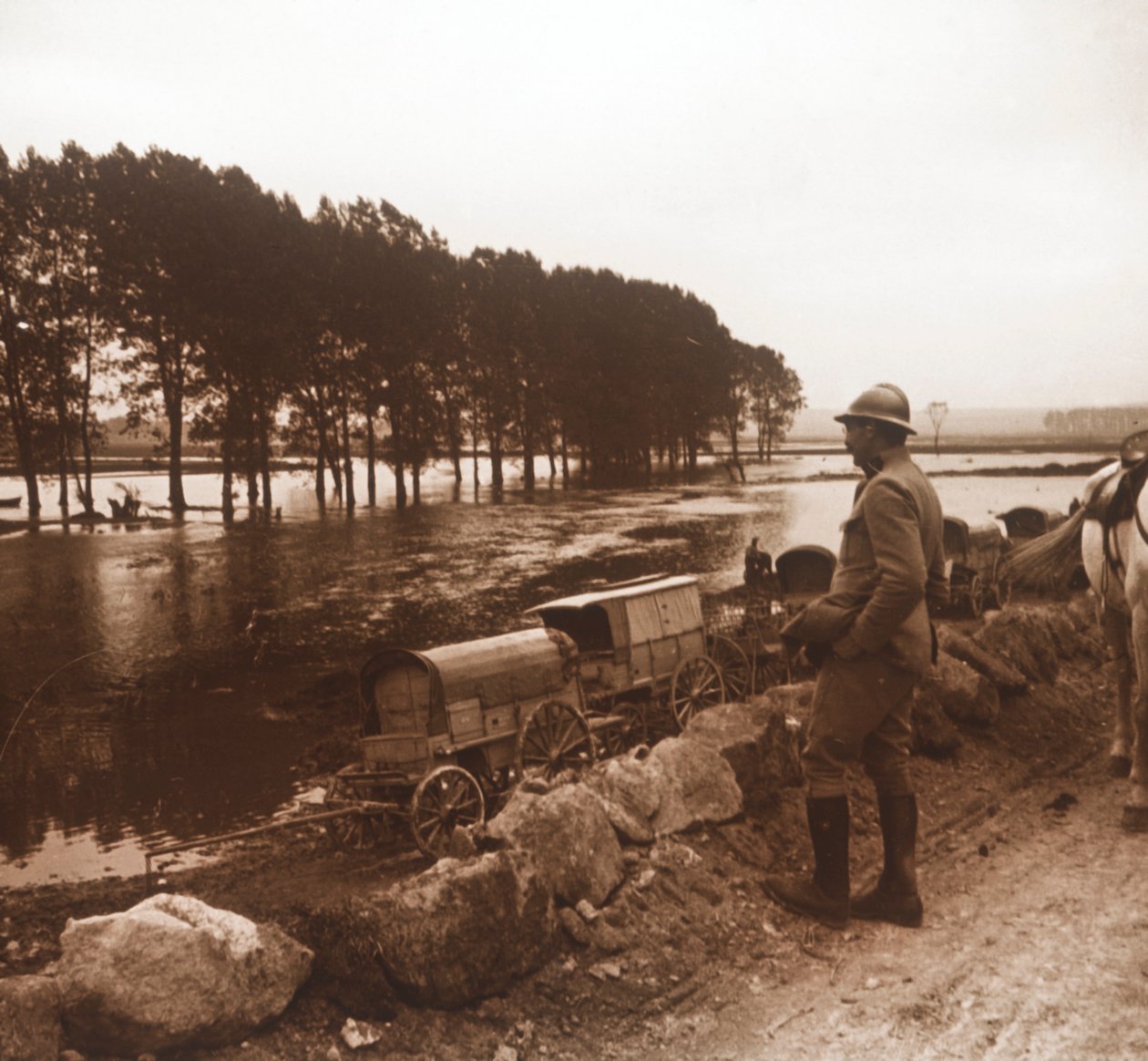 क्षतिग्रस्त वाहन, मीयूज, उत्तरी फ्रांस, c1914-c1918 द्वारा अज्ञात
