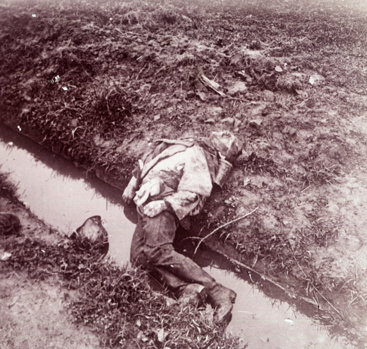 मृत जर्मन सैनिक, Ypres, फ़्लैंडर्स, बेल्जियम, c1914-c1918 द्वारा अज्ञात