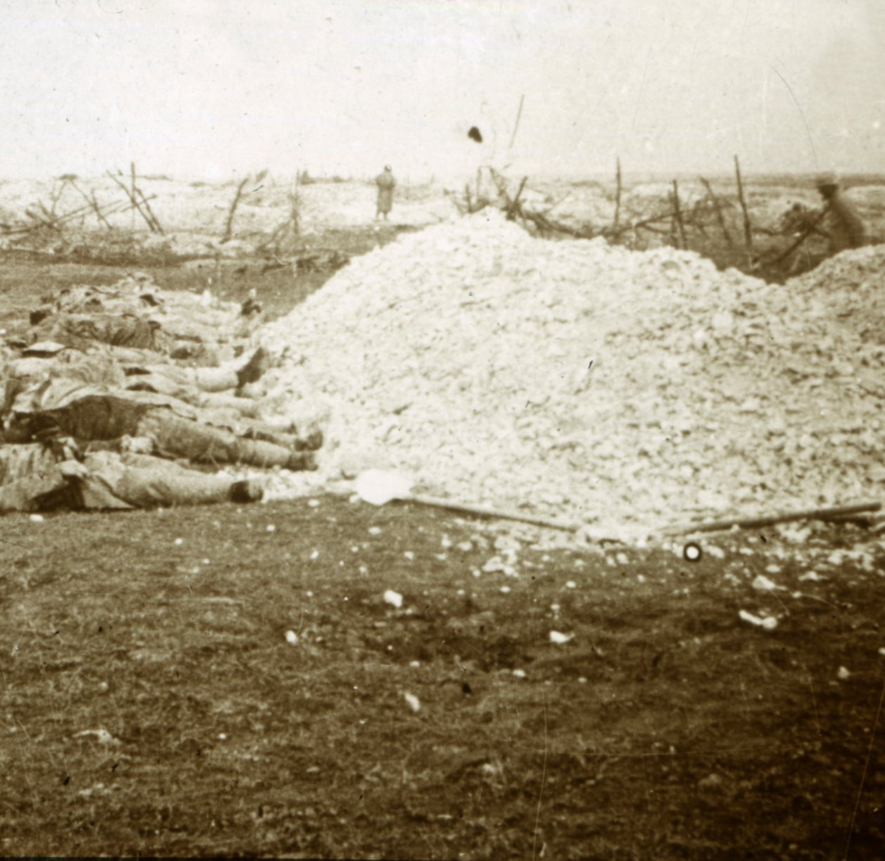 शव, सौइन, उत्तरी फ्रांस, सितंबर 1915 द्वारा अज्ञात