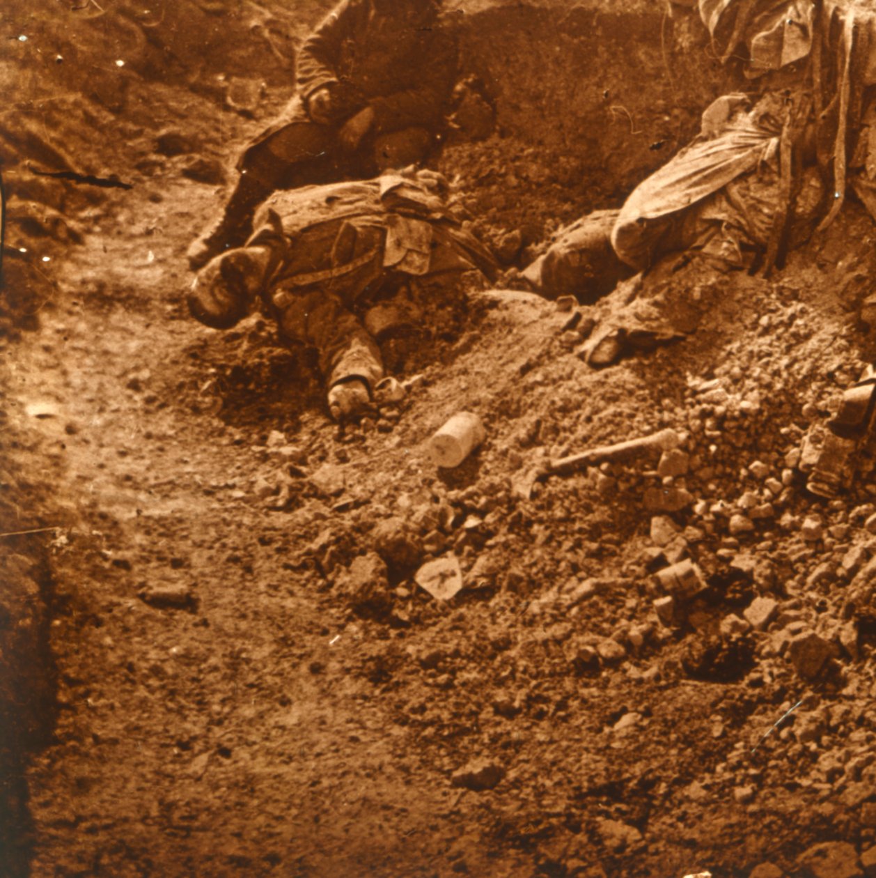 खाई में शव, पर्थ, उत्तरी फ्रांस, c1914-c1918 द्वारा अज्ञात