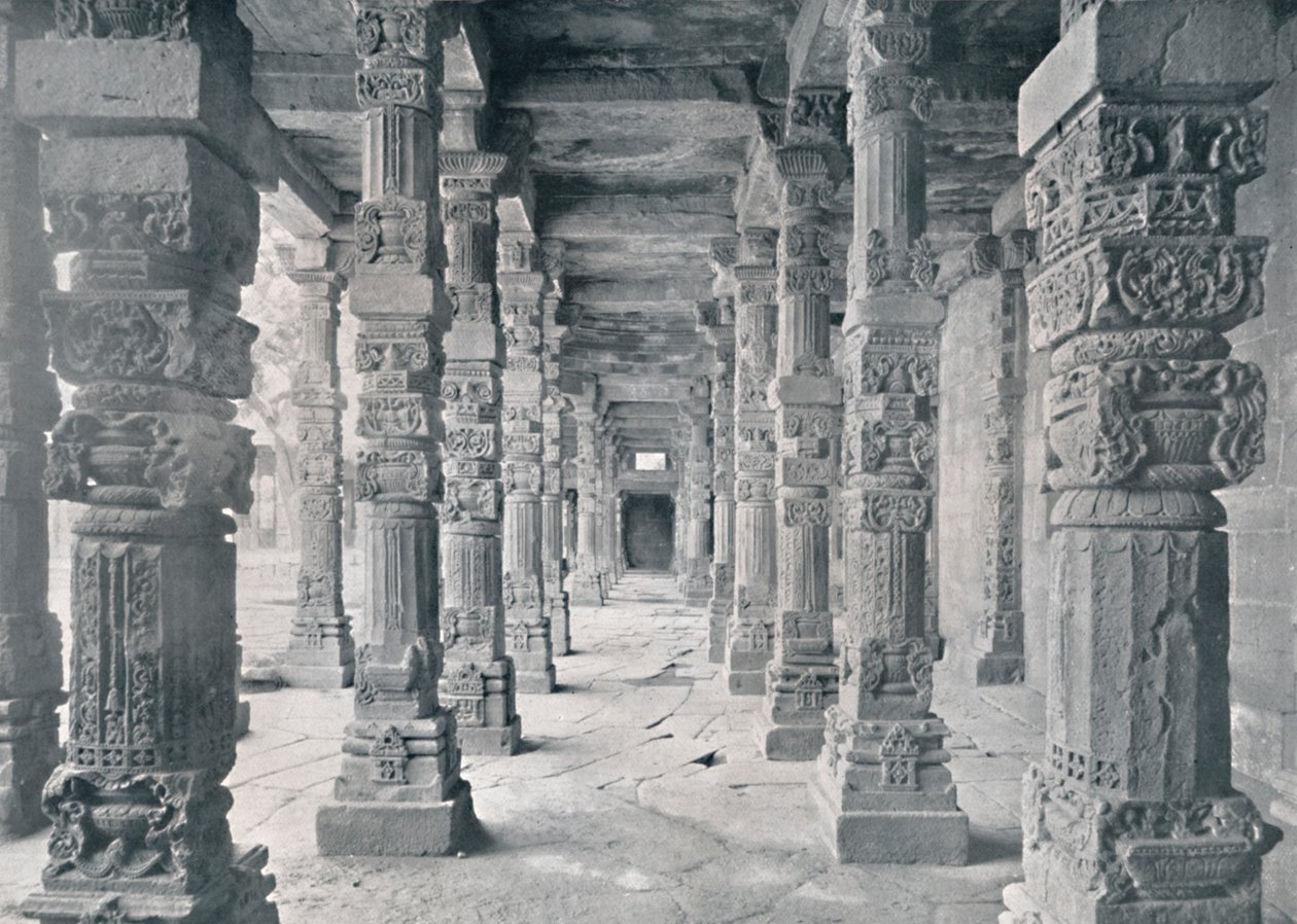 दिल्ली। कुतुब मस्जिद में हिंदू स्तंभों का गलियारा, c1910। द्वारा अज्ञात