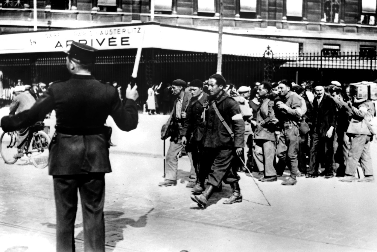 1945 में पेरिस के गारे डार्टलिट्ज़ में पहुंचने वाले फ्रांसीसी सैनिकों का प्रदर्शन किया द्वारा अज्ञात