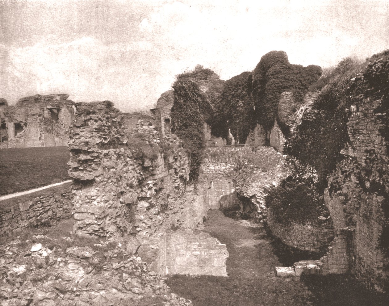डेन्बीघ कैसल, डेन्बीशायर, वेल्स, 1894। द्वारा अज्ञात