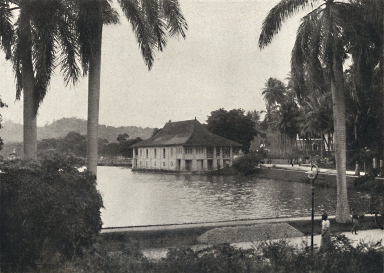 1926 के पवित्र दांत के मंदिर के पुस्तकालय भवन के साथ कांड की झील द्वारा अज्ञात