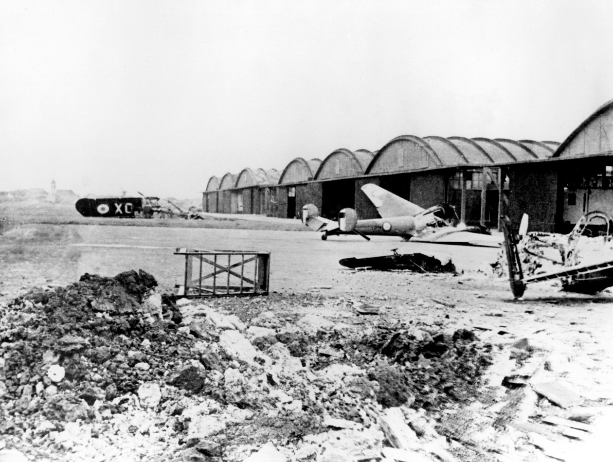 जुलाई 1940 में जर्मन कब्जे वाले पेरिस के ले बोरगेट हवाई क्षेत्र में नष्ट हुए विमान द्वारा अज्ञात