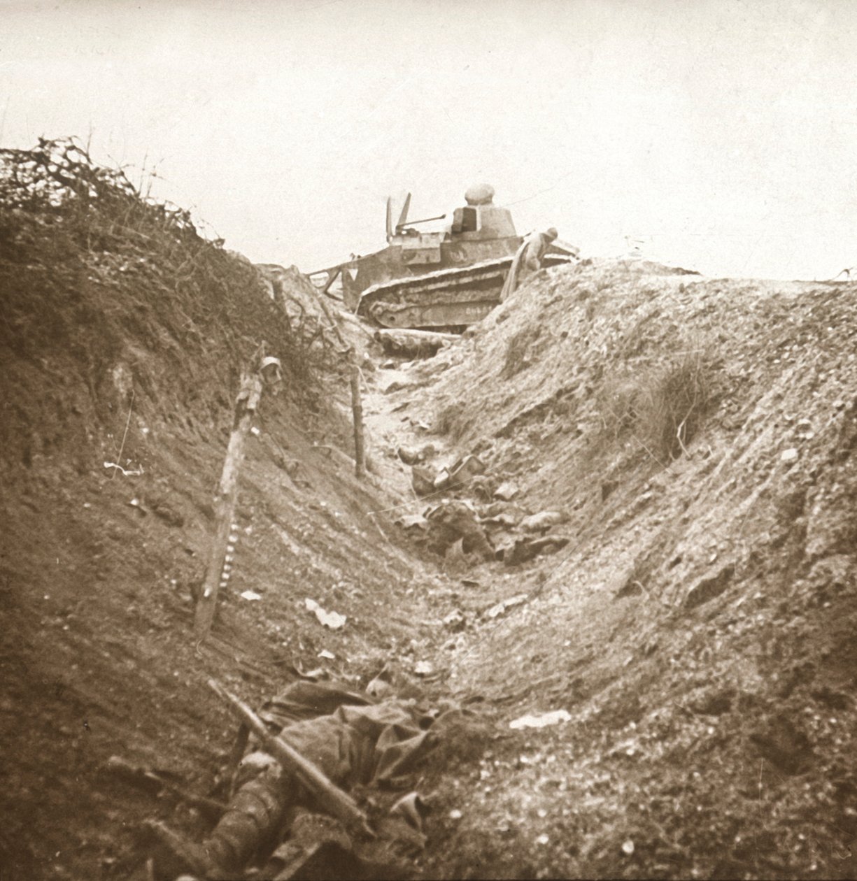 नष्ट कर दिया टैंक और मृत शरीर, ऑबेरिव्स, फ्रांस, c1914-c1918 द्वारा अज्ञात