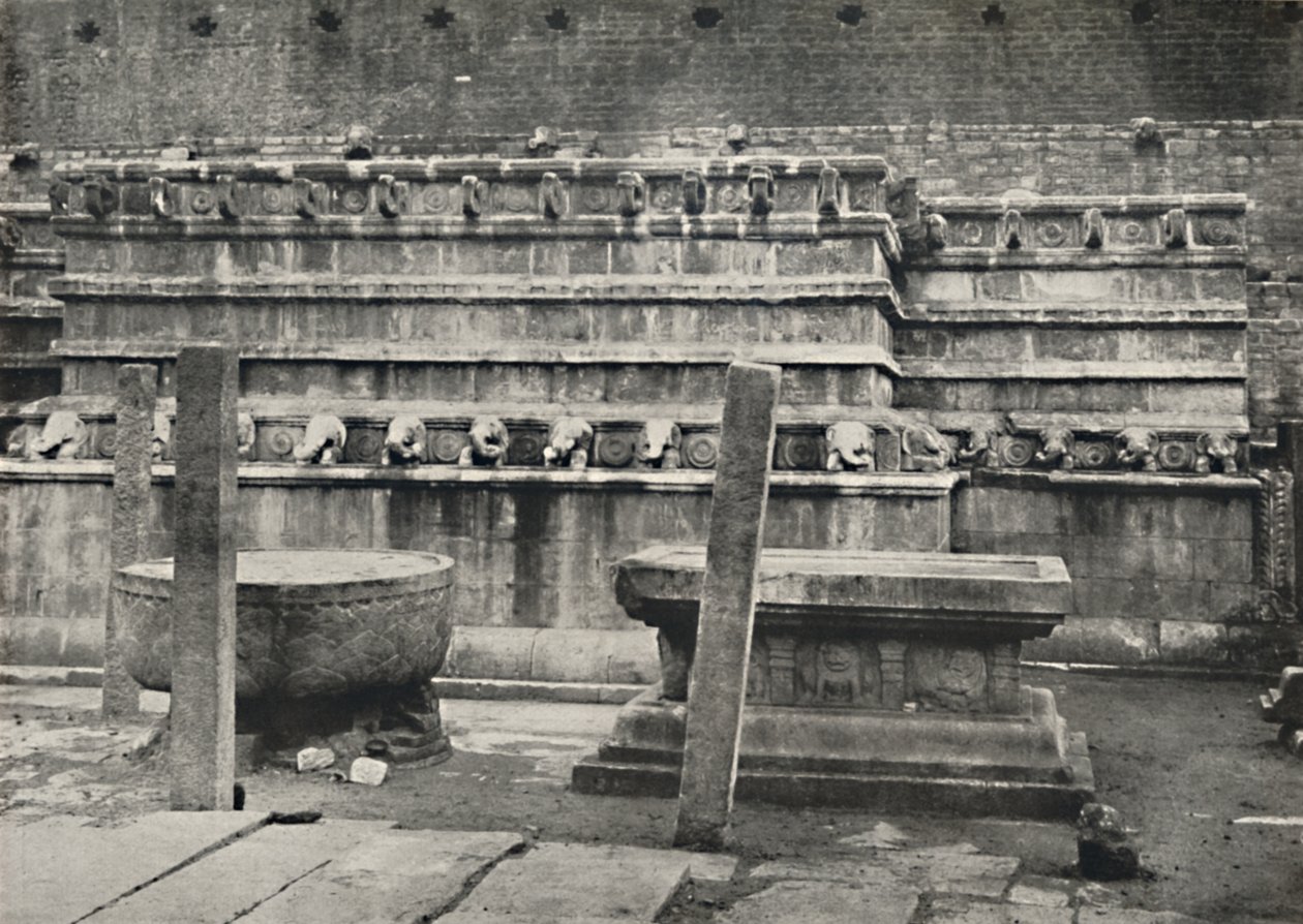 चार वेदी-पूजा के स्थानों के दक्षिणी भाग को कार्डिनल बिंदुओं के अनुसार खड़ा किया गया है द्वारा अज्ञात