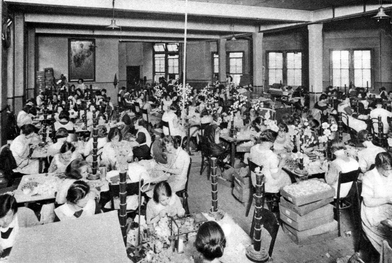 वाटरक्रेस और फ्लावर गर्ल्स क्रिश्चियन मिशन, लंदन में काम करने वाली विकलांग लड़कियों, 1926-1927 द्वारा अज्ञात